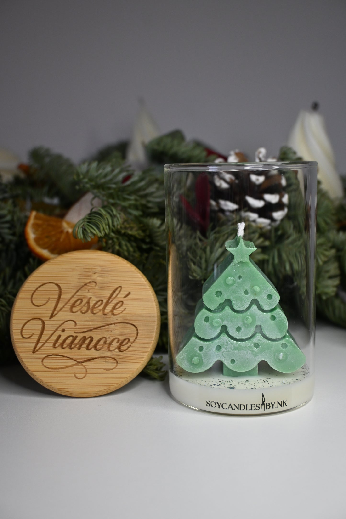 Vianočný stromček s dreveným viečkom