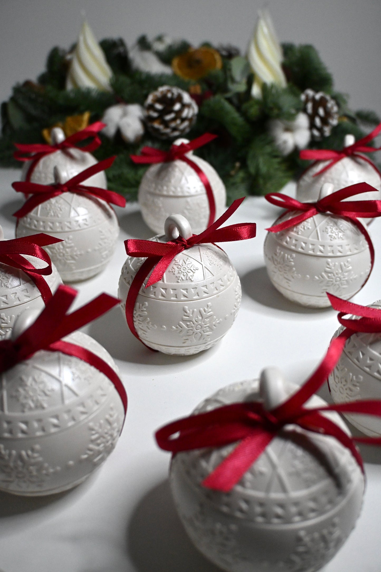 sada "Jedlička s vianočnou guľou  na podnose"