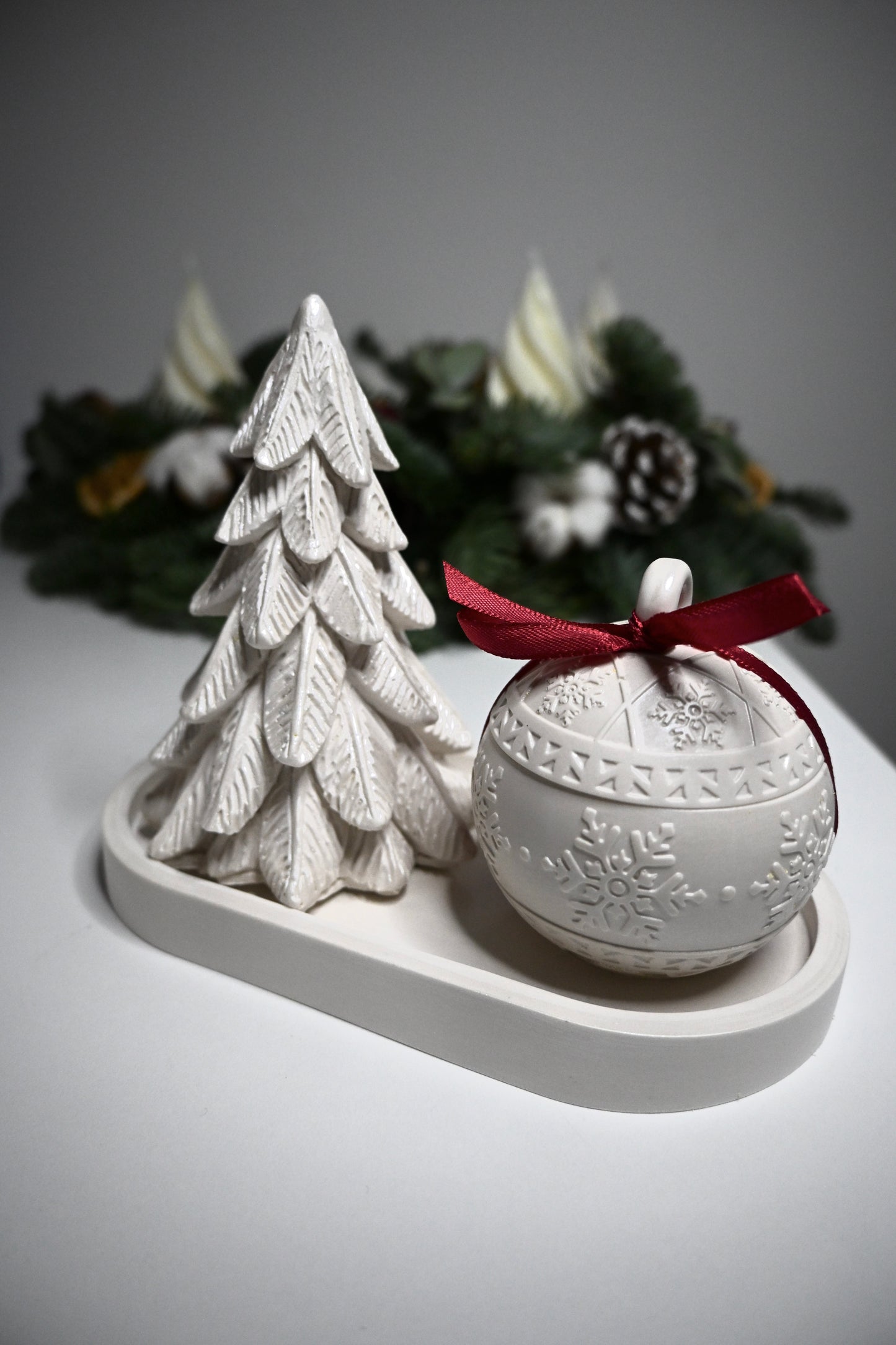 sada "Jedlička s vianočnou guľou  na podnose"